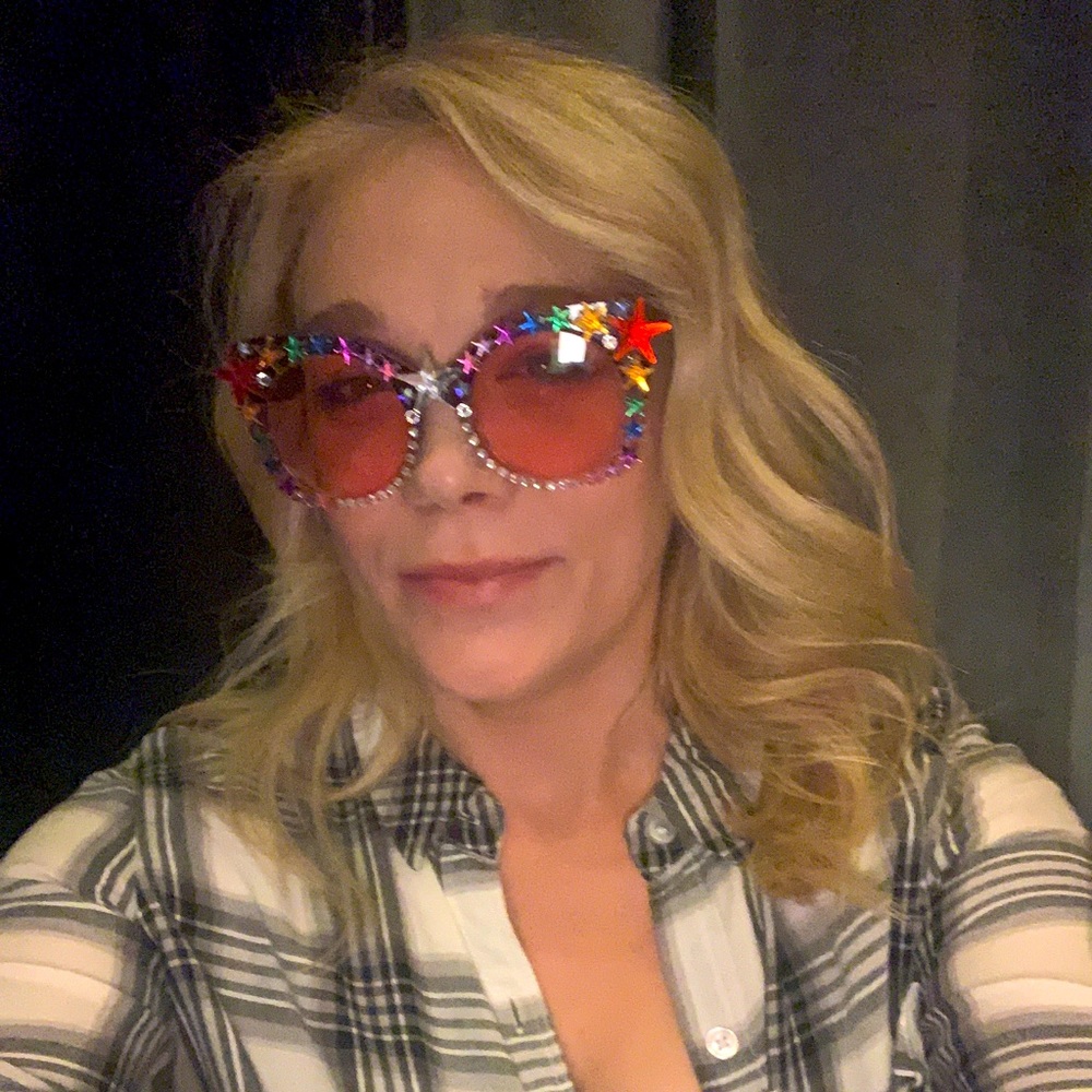 Meet your Posher, Tee